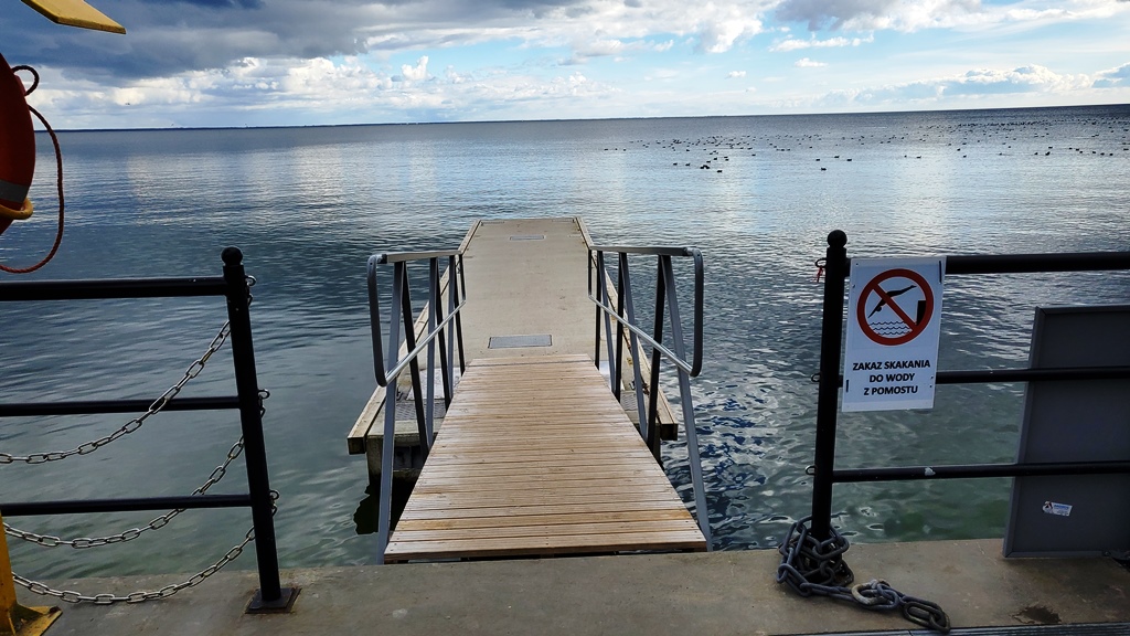 W Rzucewie rozbudowany został pomost przy plaży nad Zatoką Pucką. Obiekt przedłużono o blisko 50 metrów.